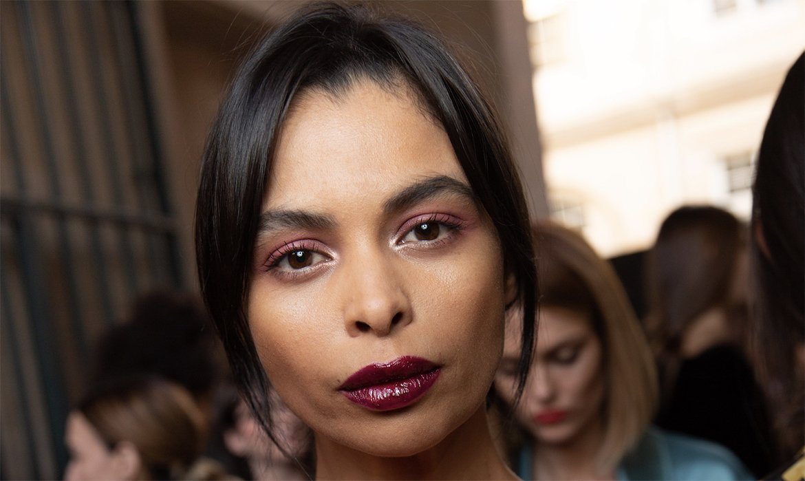 Para que la técnica eyelighter funcione tienes que saber trabajar los puntos estratégicos de luz. Posa un poquito del iluminador Glow Mon Amour de L’Oréal Paris en tu lagrimal y debajo del arco de tu ceja y estarás empezando fenomenal.